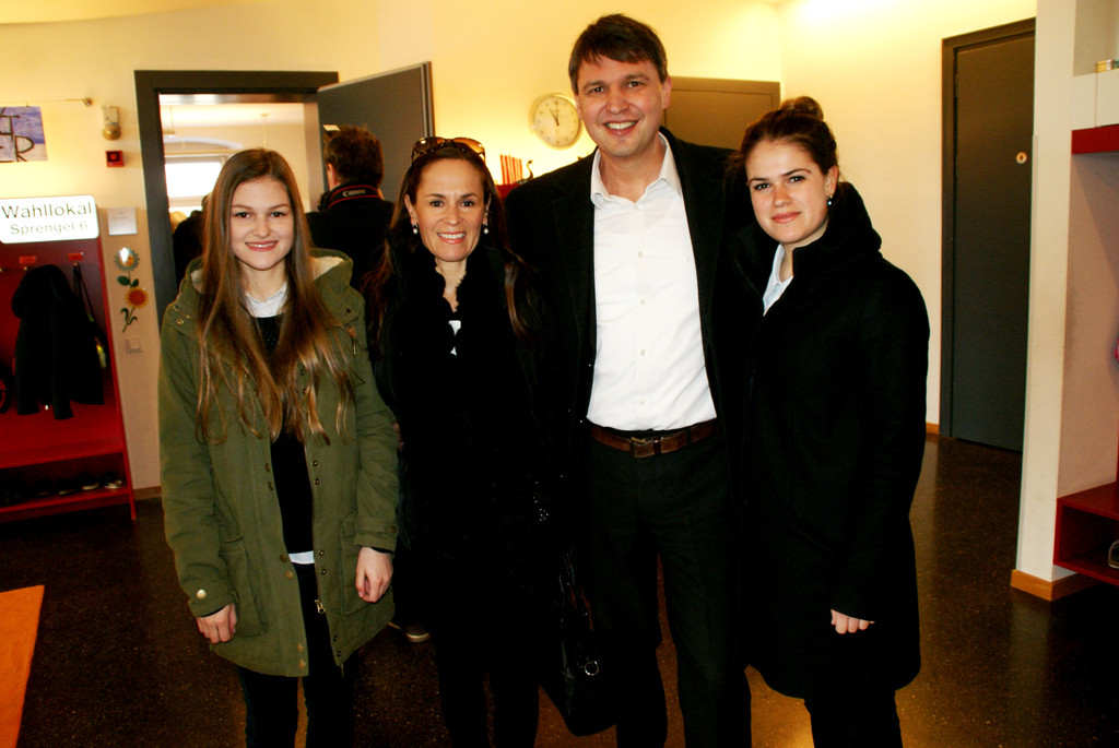 v_li_ Lena _19__ Beate_ Kurt und Anna _22_ - Familie Fischer nach der Wahl.JPG