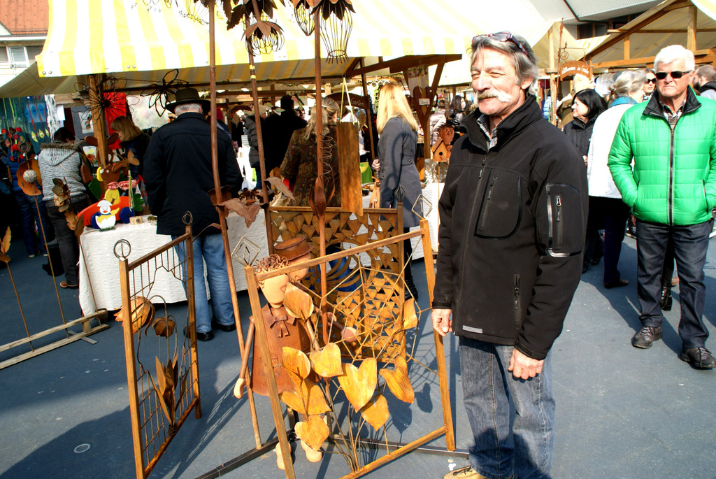 Hans-Werner Petzold mit seinen Kunstwerken.JPG