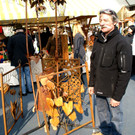 Hans-Werner Petzold mit seinen Kunstwerken.JPG