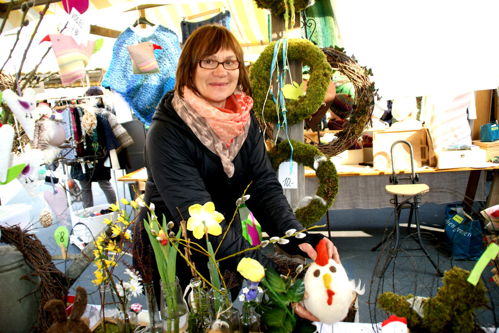 Ilse Bonegger aus Hard mit h__bscher Oster-Deko.JPG