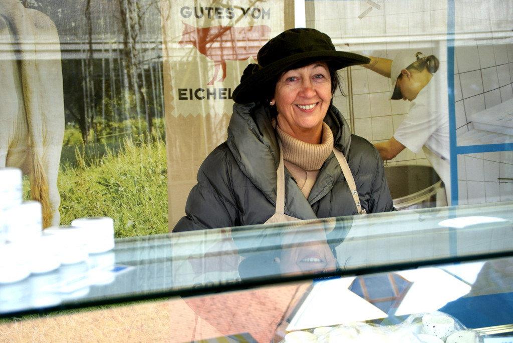 Margrit mit Gutem vom Eichelehof.JPG