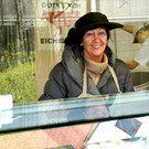 Margrit mit Gutem vom Eichelehof.JPG