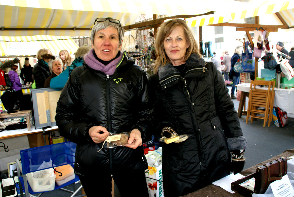 v_li_ Martha Mittelberger_ Elisabeth Metzler-Sutr mit Naturseifen und Badetr__umen.JPG