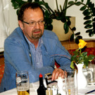 Rainer Siegele und  Gattin Sigrid bet__tigen sich als Imker.JPG