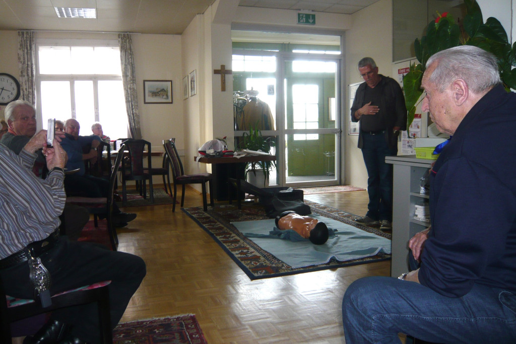 Vorf__hrung des Defibrillators im Seniorenring Club 50_ Lustenau    Bild 4.jpg