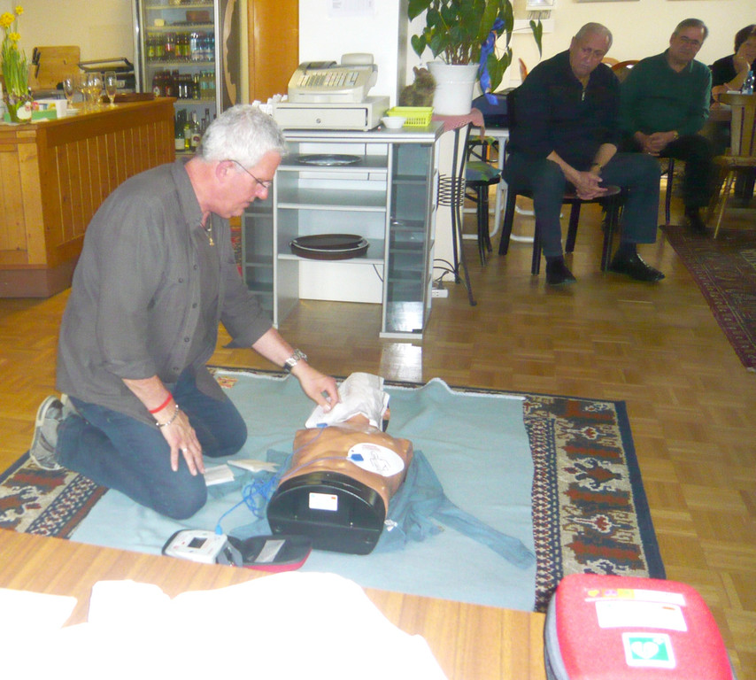 Vorf__hrung des Defibrillators im Seniorenring Club 50_ Lustenau   Bild 1.jpg
