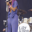 Pretty in Pink: Lily Allen auf dem Britain Glastonbury Festival