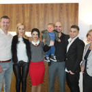 Das glückliche Paar mit den Hochzeitsgästen, Neffe Konstantin und Standesbeamtin Bettina Buchacher.