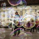 Seifenblasenartisten am  Heldenplatz
