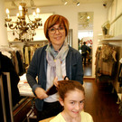Auch Corina lie__ sich von Petra __lz die Haare stylen.JPG