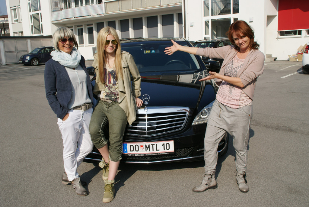 Hilde und Barbara pr__sentieren ihr Werbe-Modell Chiara.JPG