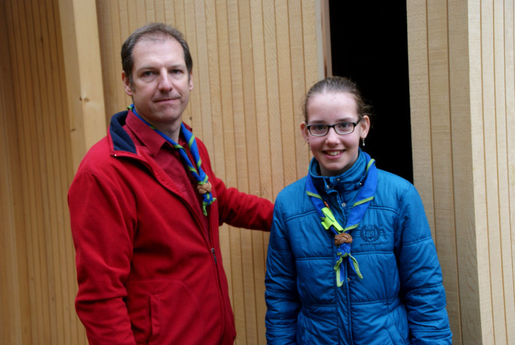 Markus mit Julia vor dem neuen Lagerschopf.JPG