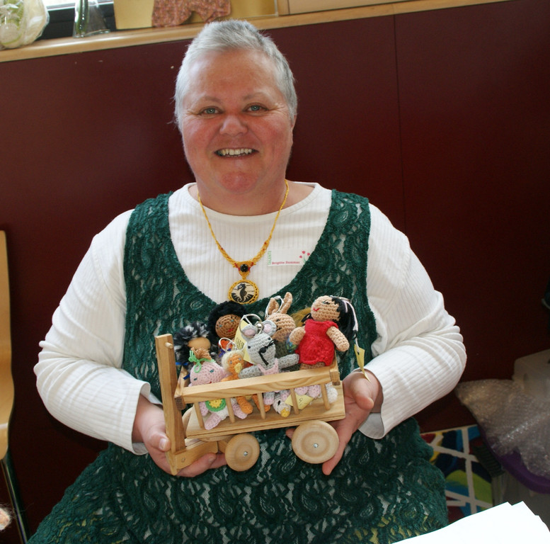 Brigitte Summer mit selbst gestrickten Schl__sselanh__ngern.JPG