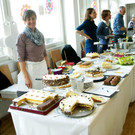 Feinste Kuchen wurden den G__sten angeboten.JPG