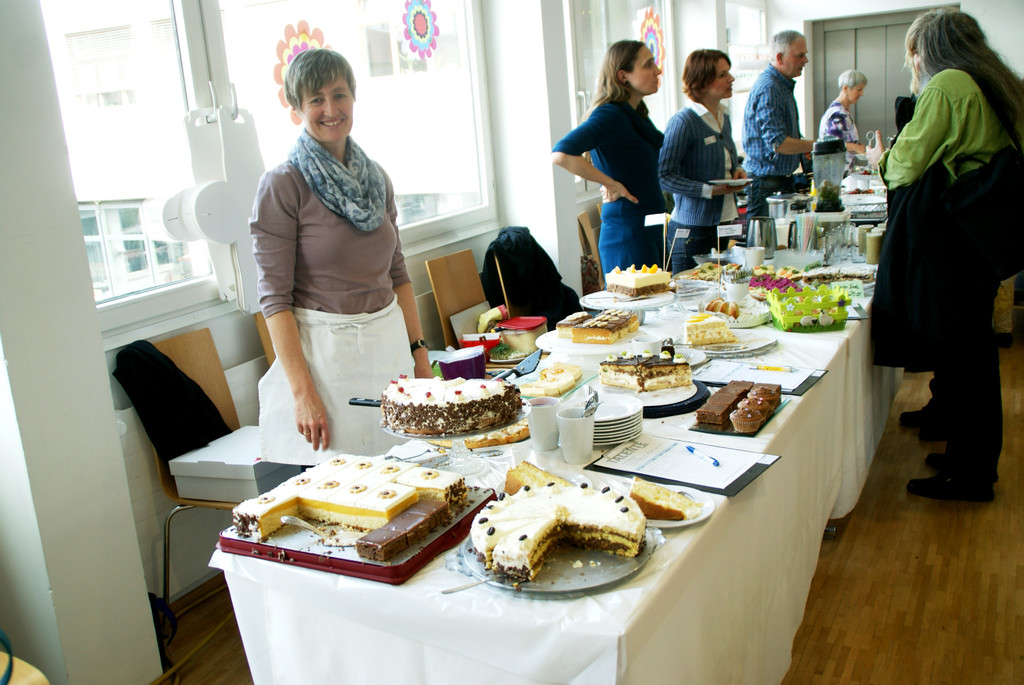 Feinste Kuchen wurden den G__sten angeboten.JPG
