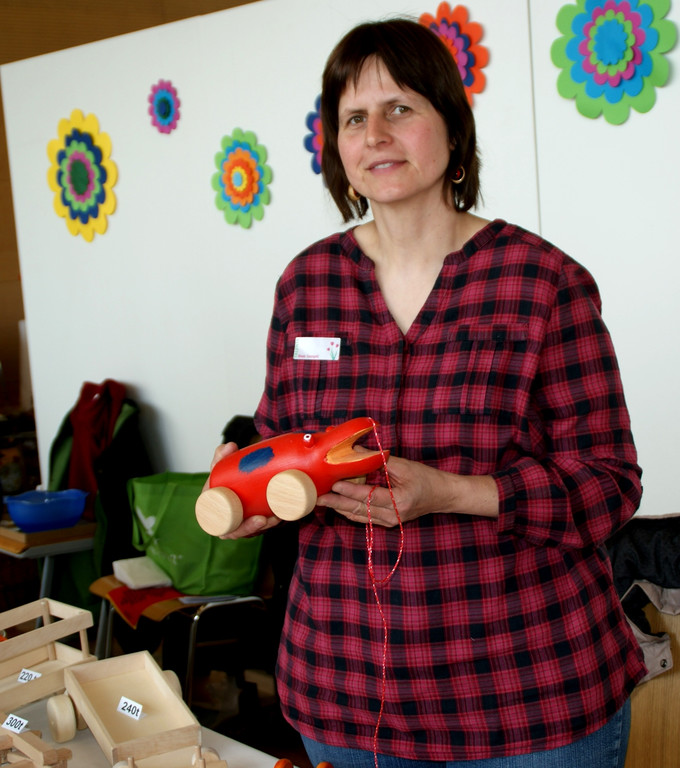 Rosemarie Gangel mit tollem Holzspielzeug.JPG