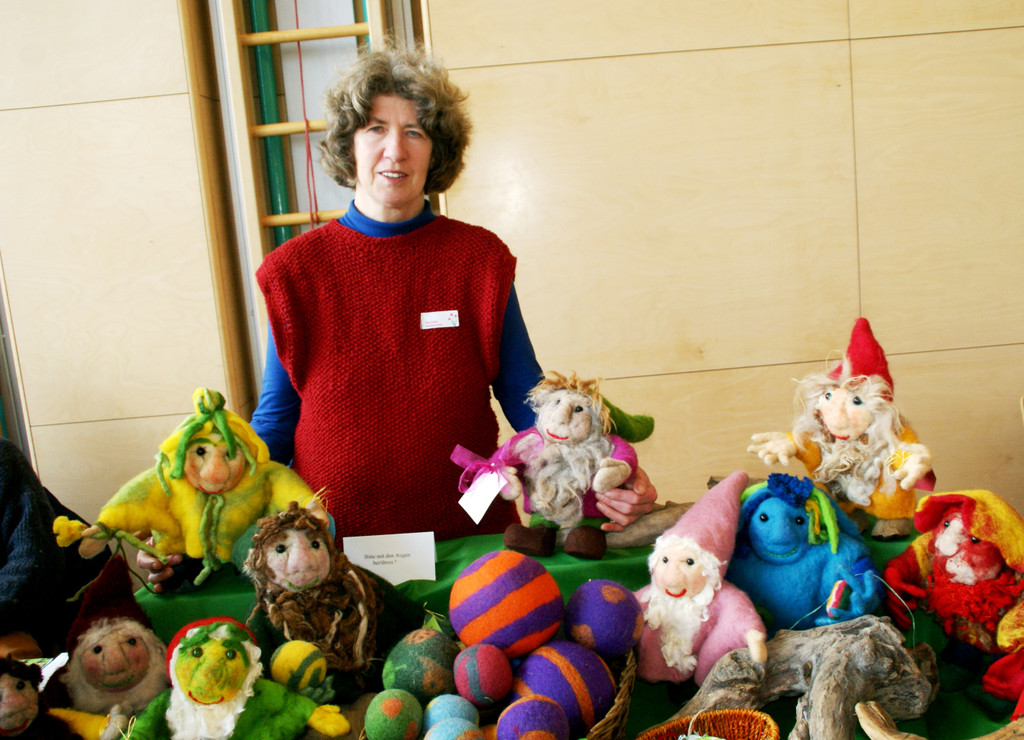 Veronika Stadelmaier mit ihren Naturwesen.JPG