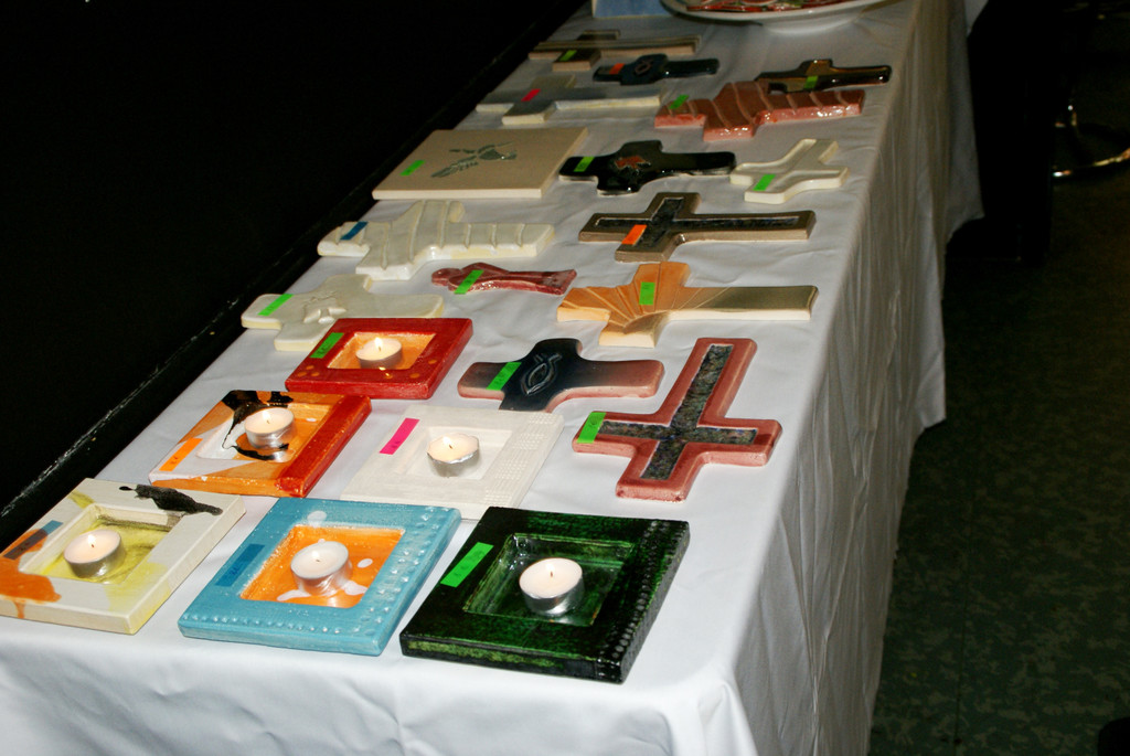 Die guten Geister bastelten Kreuze.JPG