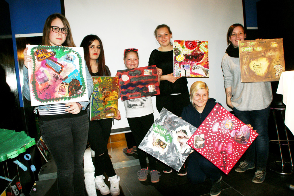 Die M__dels vom M__dchencaf__ mit ihren Bildern.JPG