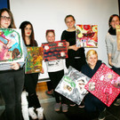 Die M__dels vom M__dchencaf__ mit ihren Bildern.JPG