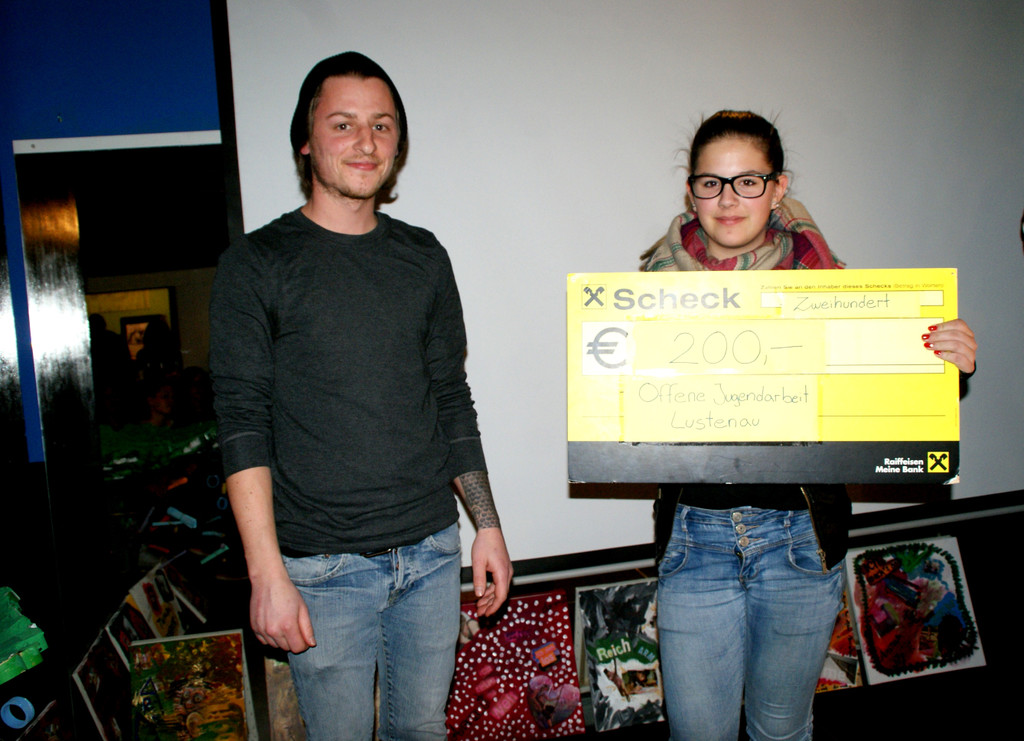 Ein Scheck __ber 200 Euro von den Pfadfindern.JPG