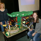 Silke Kromer und Saskia Kutzer mit ihrem Wunschbaum.JPG