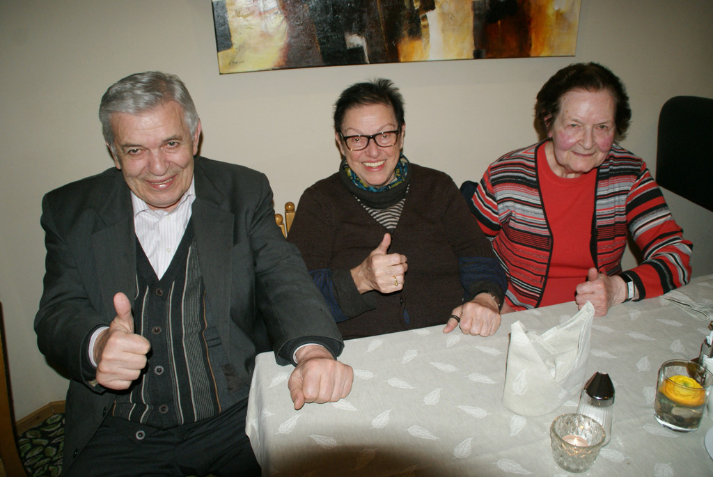 Wilma Fink _mitte_ Kurt Winkler und Gattin Marianne - die Lustenauer Kost ist ein Erfolgsrezept.JPG
