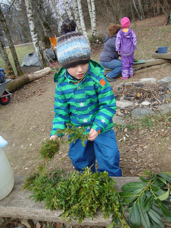 Waldspielgruppe Palmen binden 25_3 _6_.JPG