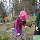 Waldspielgruppe Palmen binden 25_3 _14_.JPG