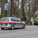 Kind läuft am Stubenring vor Straßenbahn