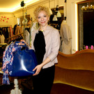 Martina H__mmerle betreibt mit viel Charme und Modegeschick den Schauraum.JPG