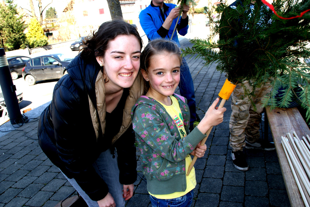 Elisa und Lorena freuen sich auf Ostern.JPG