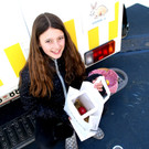 Mona auf der Jagd nach dem Osterhasen.JPG