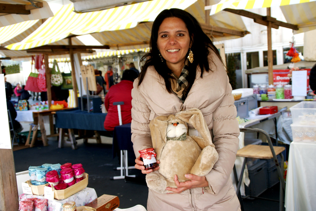 Silke mit ihren K__stlichkeiten.JPG