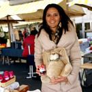 Silke mit ihren K__stlichkeiten.JPG