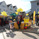 Gelbe Ballons am Marktplatz