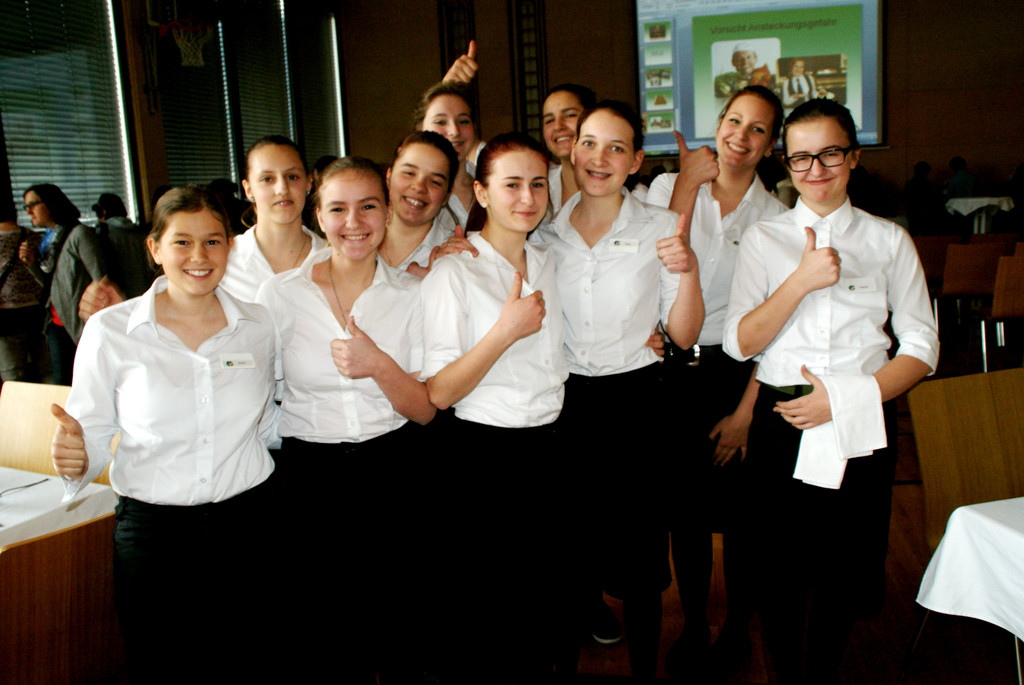# Titelbild _129_ Die Sch__lerinnen der FH1 kredenzten kulinarische K__stlichkeiten.JPG
