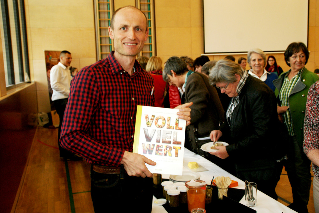Gerhard Kerber mit seinem Buch Voll viel Wert.JPG