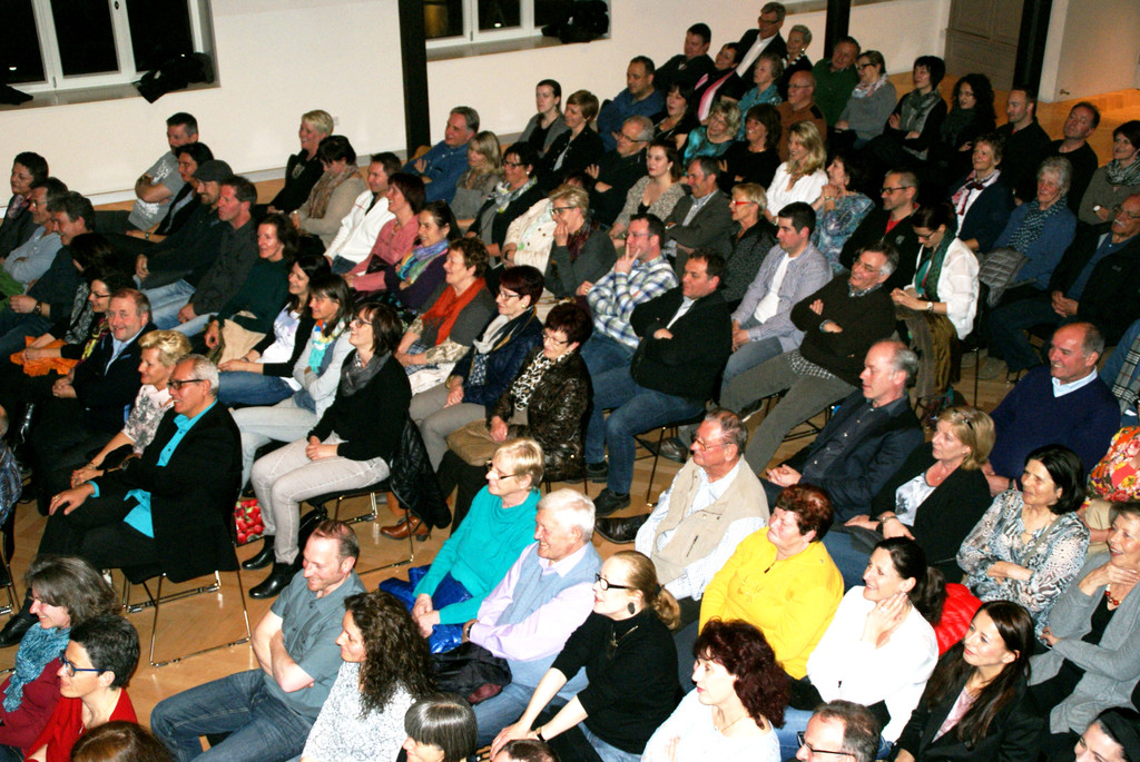 Zahlreiche Fans genossen den Abend im L__wensaal.JPG