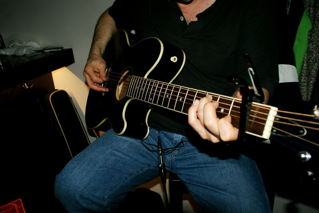 Ein K__nstler auf der Gitarre.JPG