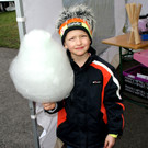 Elia_ am Boden gab es Zuckerwatte.JPG
