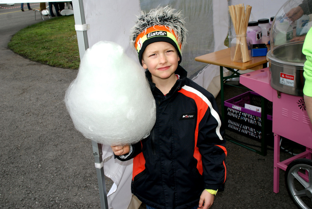 Elia_ am Boden gab es Zuckerwatte.JPG