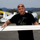 Uwe Willidal macht den Segelflieger startklar _2_.JPG