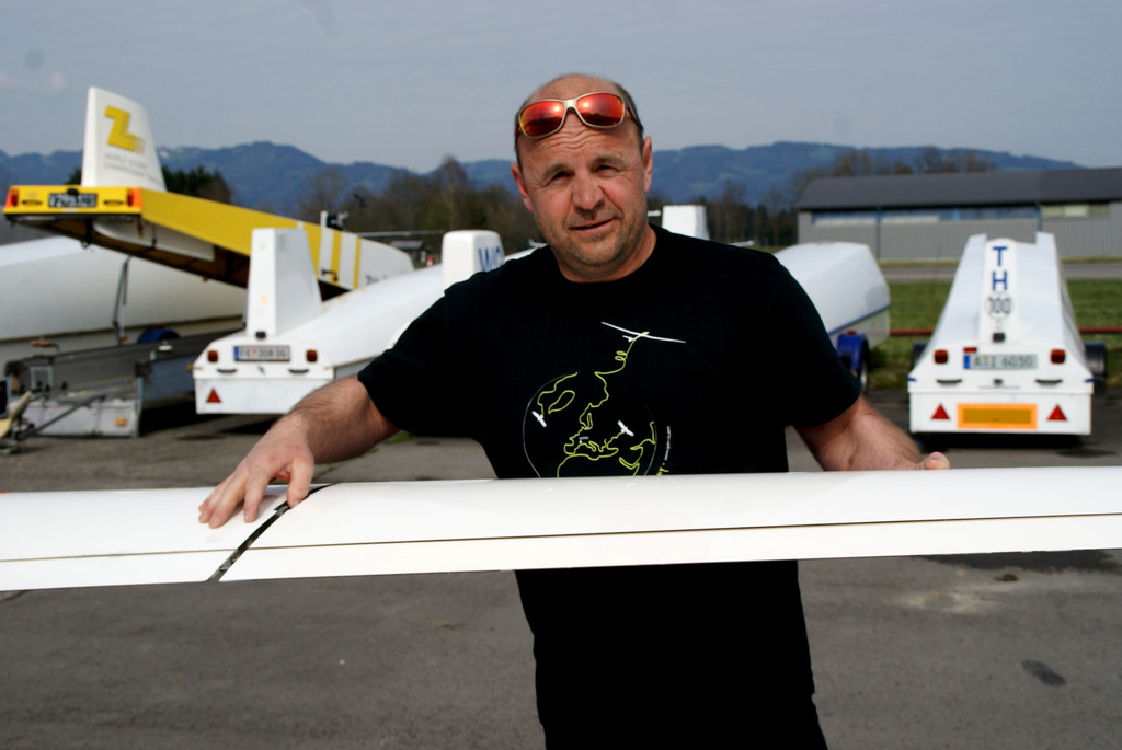 Uwe Willidal macht den Segelflieger startklar _2_.JPG