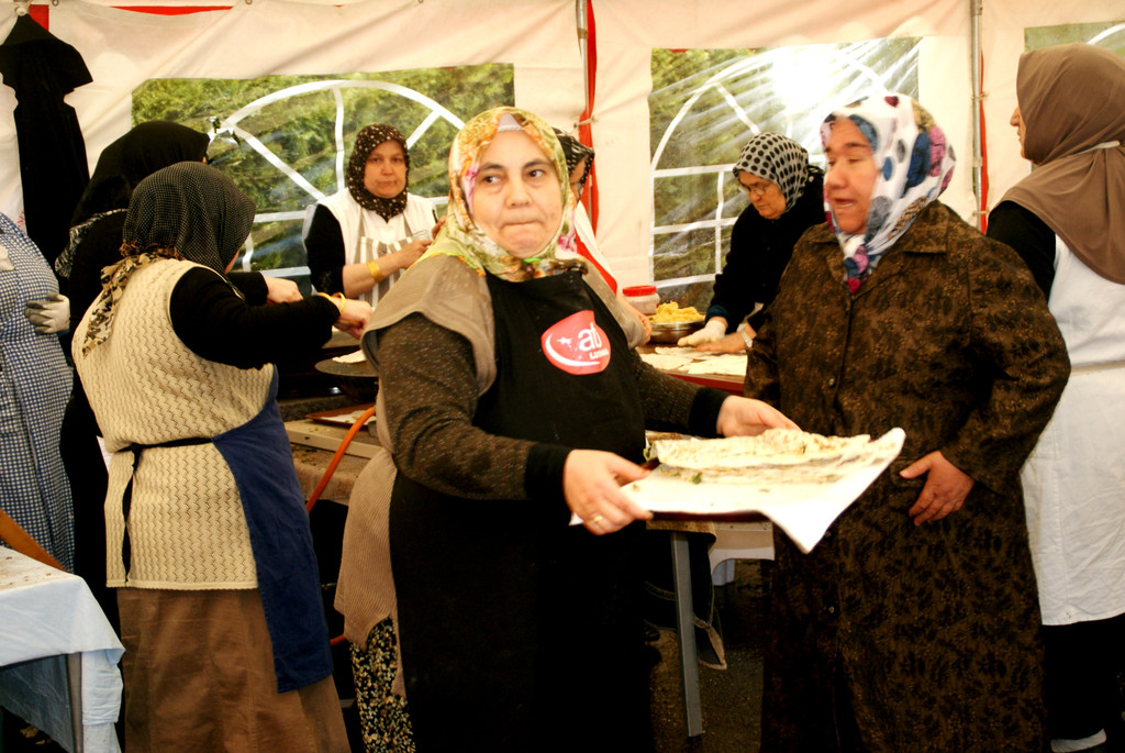 Die Frauen produzierten den Teig.JPG