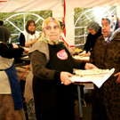 Die Frauen produzierten den Teig.JPG