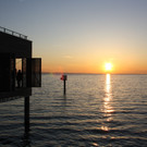 Jede Woche „Sundowner Tuesday“ auf dem Badehaus am Lochauer Kaiserstrand