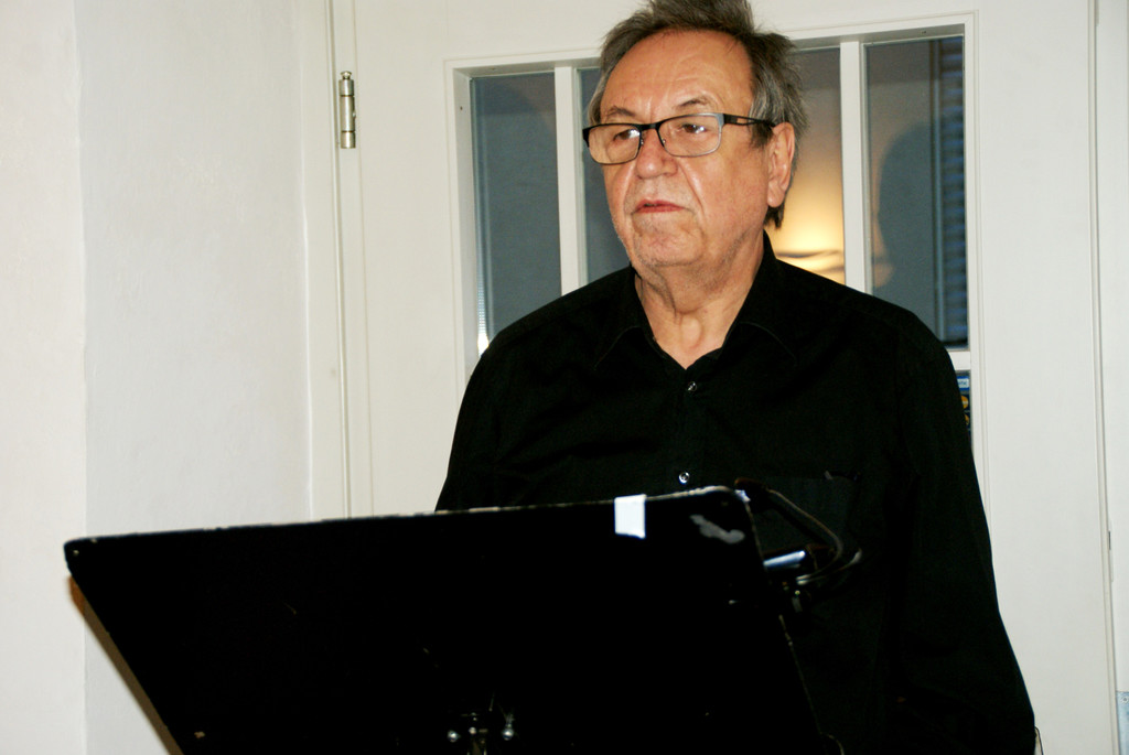 Mit eindrucksvoller Stimme las Ulrich Gabriel die Turrini -Texte.JPG