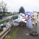 Unfall in Klaus: Pkw schiebt sich unter Leitplanke