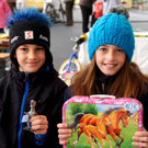 Kinder belebten den Wochenmarkt